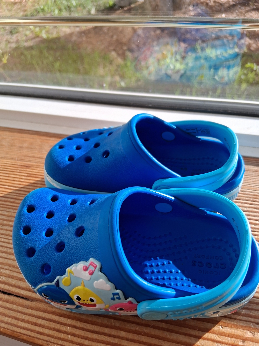 CROCS Bright Blue Kids Clogs with Baby Shark Charms